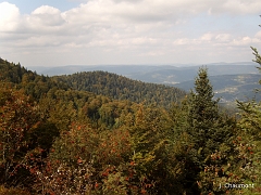 Vue dominante sur les Gouttes du Ballon avec derrière la vallée de la Haute-Moselle